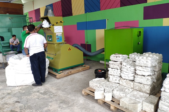 La máquina de reciclaje de EPS está en funcionamiento