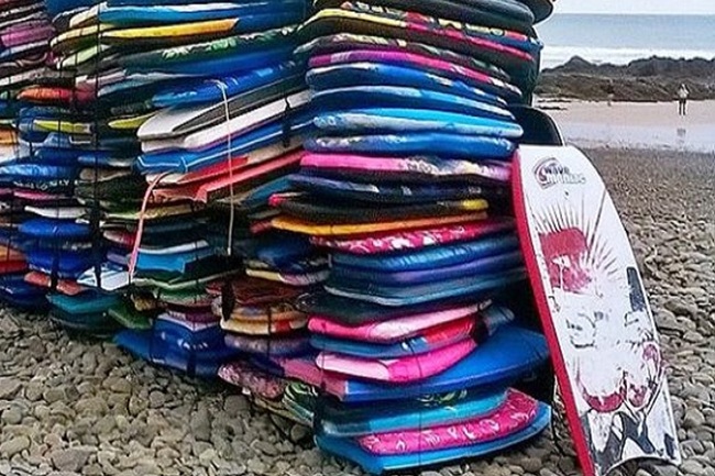 tablas de surf de espuma abandonadas en la playa