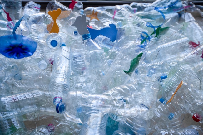 botellas de bebida PET desechadas