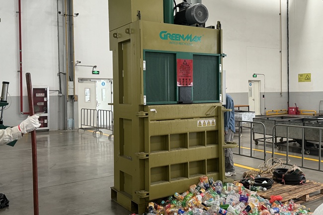 prensa compactadora de PET botellas