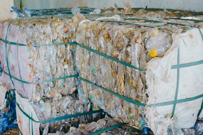 Transformación Integral de Residuos de Botellas PET en Recursos de Alto Valor Añadido