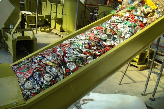 Productores, distribuidores y recicladores: reciclaje de latas de aluminio de bebidas vencidas