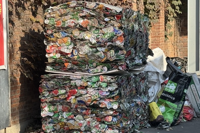 Latas de aluminio compactadas en bloques