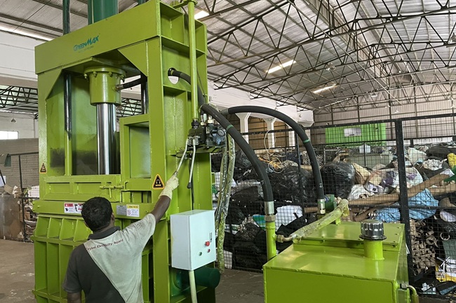 prensa compactadora de PET botellas