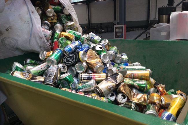 Latas de cerveza vacías