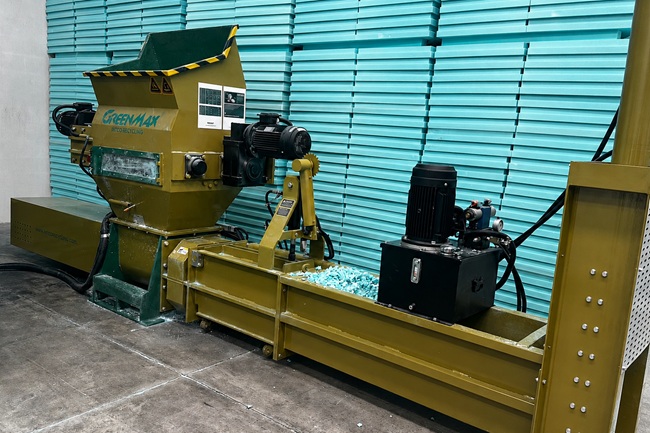 Portugués de placas XPS - procesa recortes con una compactadora de poliestireno GREENMAX